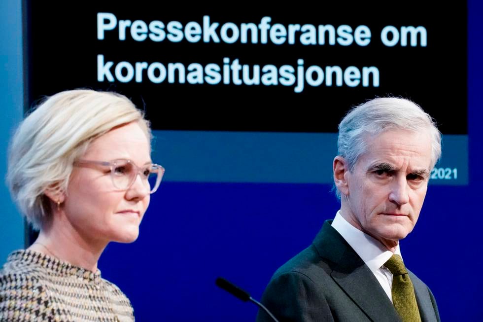 Helse- og omsorgsminister Ingvild Kjerkol (Ap) og statsminister Jonas Gahr Støre (Ap) under pressekonferansen om koronasituasjonen.
Foto: Heiko Junge / NTB