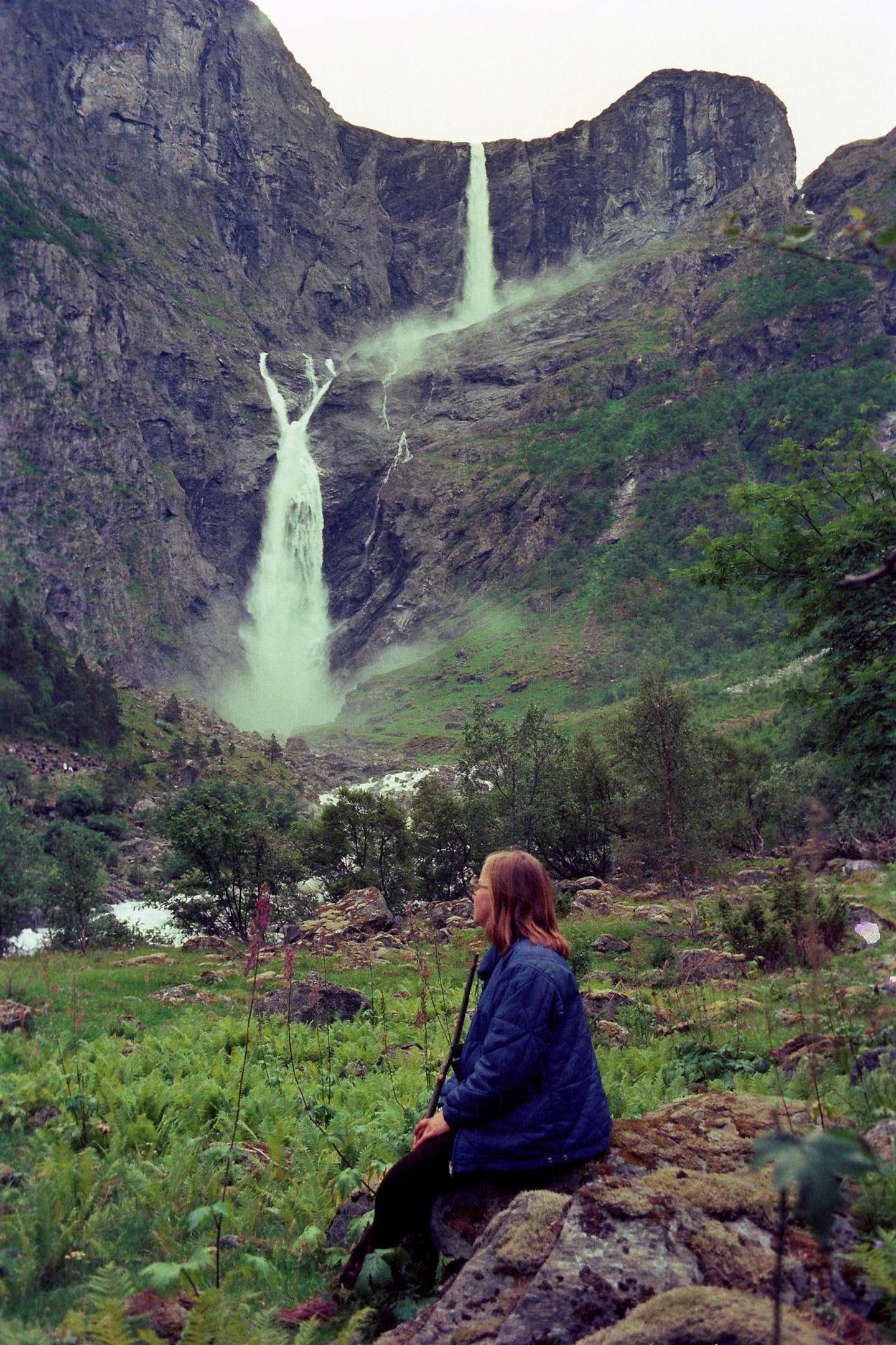 Mardalsfossen i 1974, den siste sommeren med naturlig vannføring. Med en fallhøyde på til sammen 655 meter, rager den som Nord Europas høyeste fossefall.