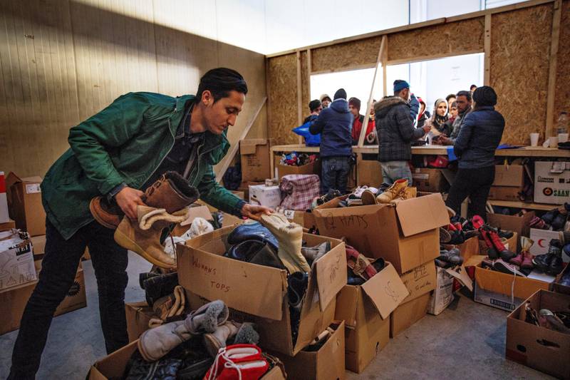 Et lager ved Moria er tilholdssted for den frivillige organisasjonen «Refugees 4 Refugees». Her jobber flyktninger med utdeling av klær og sko til andre flyktninger. 18-åringen Ali Sajjad har flyktet fra Afghanistan, og bor alene i Moria. Drømmen er å komme til Tyskland.