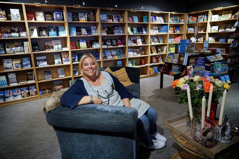 Bente Eggebø åpnet nisjebokhandelen «Ordet é ditt» på lørdag. Hun føler det er mer rom for å være individualist i Stavanger sentrum, og har tro på at hennes butikk fyller et behov. FOTO: ROY STORVIK