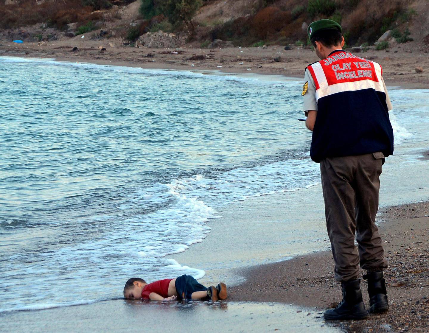 SYMBOL: Bildet av tre år gamle Alan Kurdi på en strand i Tyrkia ble et symbol i flyktningkrisen i 2015. FOTO: NTB SCANPIX