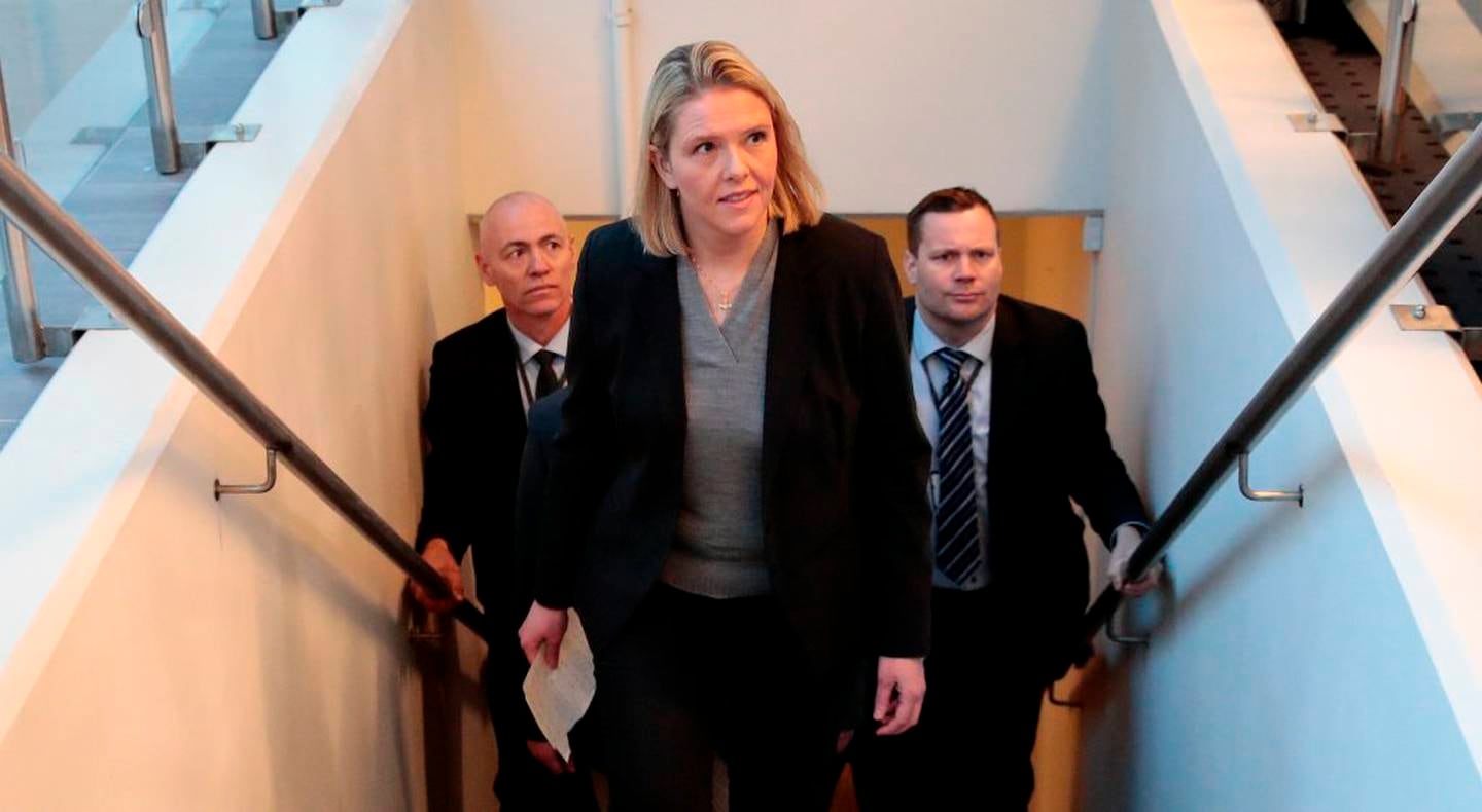Sylvi Listhaug (Frp) på vei til pressekonferanse etter at hun har trukket som justisminister.