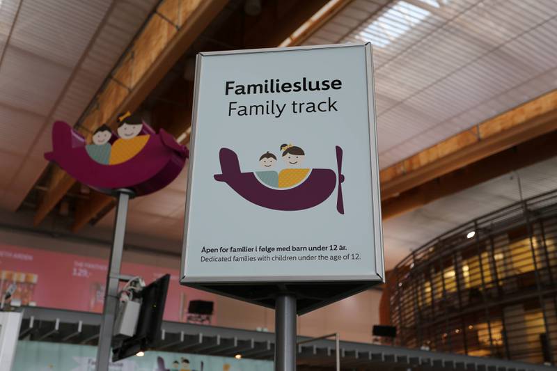 Flere av de største flyplassene, inkludert Oslo Lufthavn, har nå fått egne familiesluser i sikkerhetskontrollen. FOTO: OSLO LUFTHAVN AS