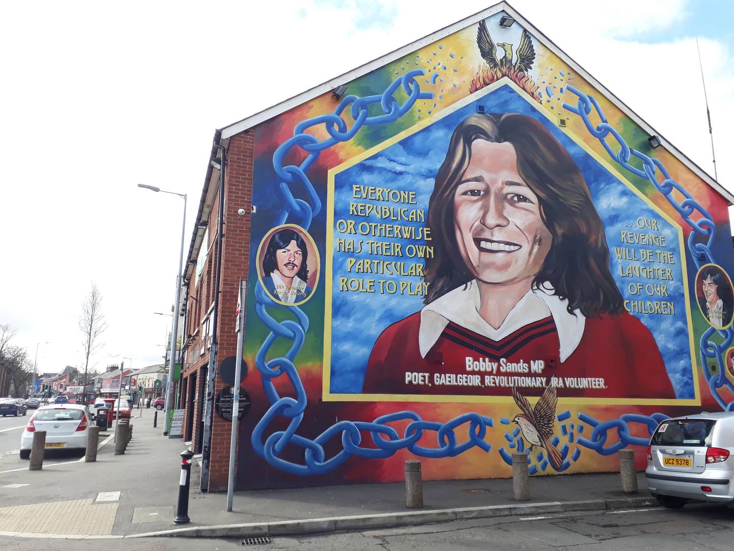 Bobby Sands ble valgt inn i det britiske parlamentet før han døde på sultestreik i 1981. Hans ikoniske portrett ble verdenskjent og er et kjent landemerke langs hovedveien Falls Road i det irske, katolske Vest-Belfast