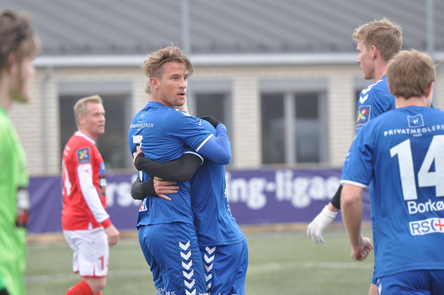 Lyn-spiller Henrik Lehne Olsen i kamp mot Norild i Vadsø våren 2019.