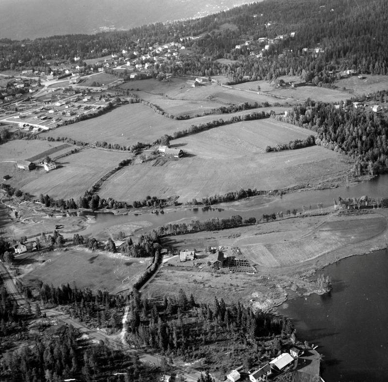 1960-tallet med Svendsedammen til høyre, og gårdene Petersvolden og Thorsberg ovenfor dammen. På disse jordene ble ungdomsskolen, idrettsanlegget, sykehjemmet og Konnerudsenteret senere bygget.