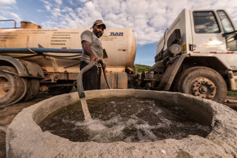 Siden november i fjor har Samarco vært nødt til å levere ut rent vann, både til dyr og mennesker langs elva.