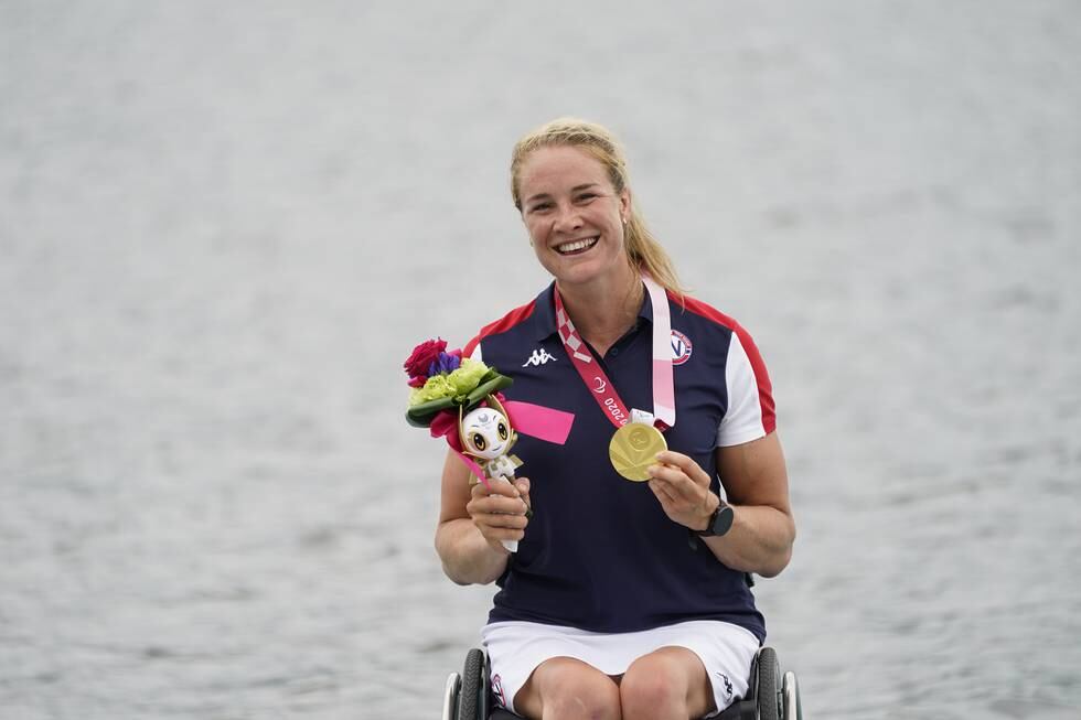 Birgit Skarstein smilte ekstra bredt etter å ha fått tildelt gullmedaljen etter den fantastiske oppvisningen i Paralympics. Foto: Torstein Bøe / NTB