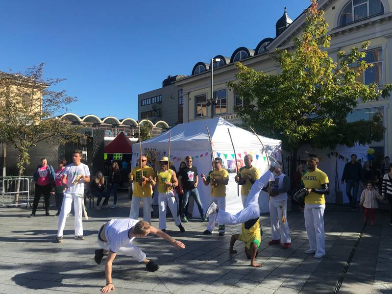 Capoeira på Strømsø Torg etter paraden under Globusfestivalen. FOTO: HELLE SVANEVIK