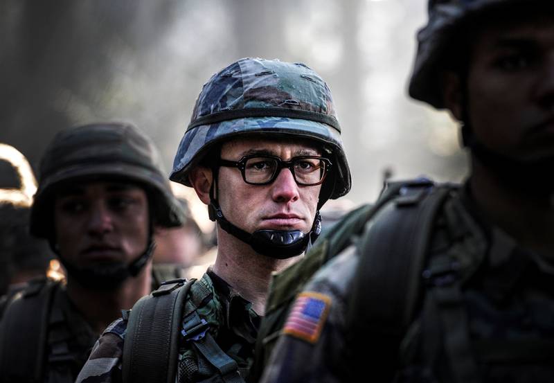 Skuespilleren Joseph Gorden-Levitt spiller den lynende intelligente patrioten som får øynene åpnet av det han ser fra innsiden av det amerikanske etterretningssystemet. 