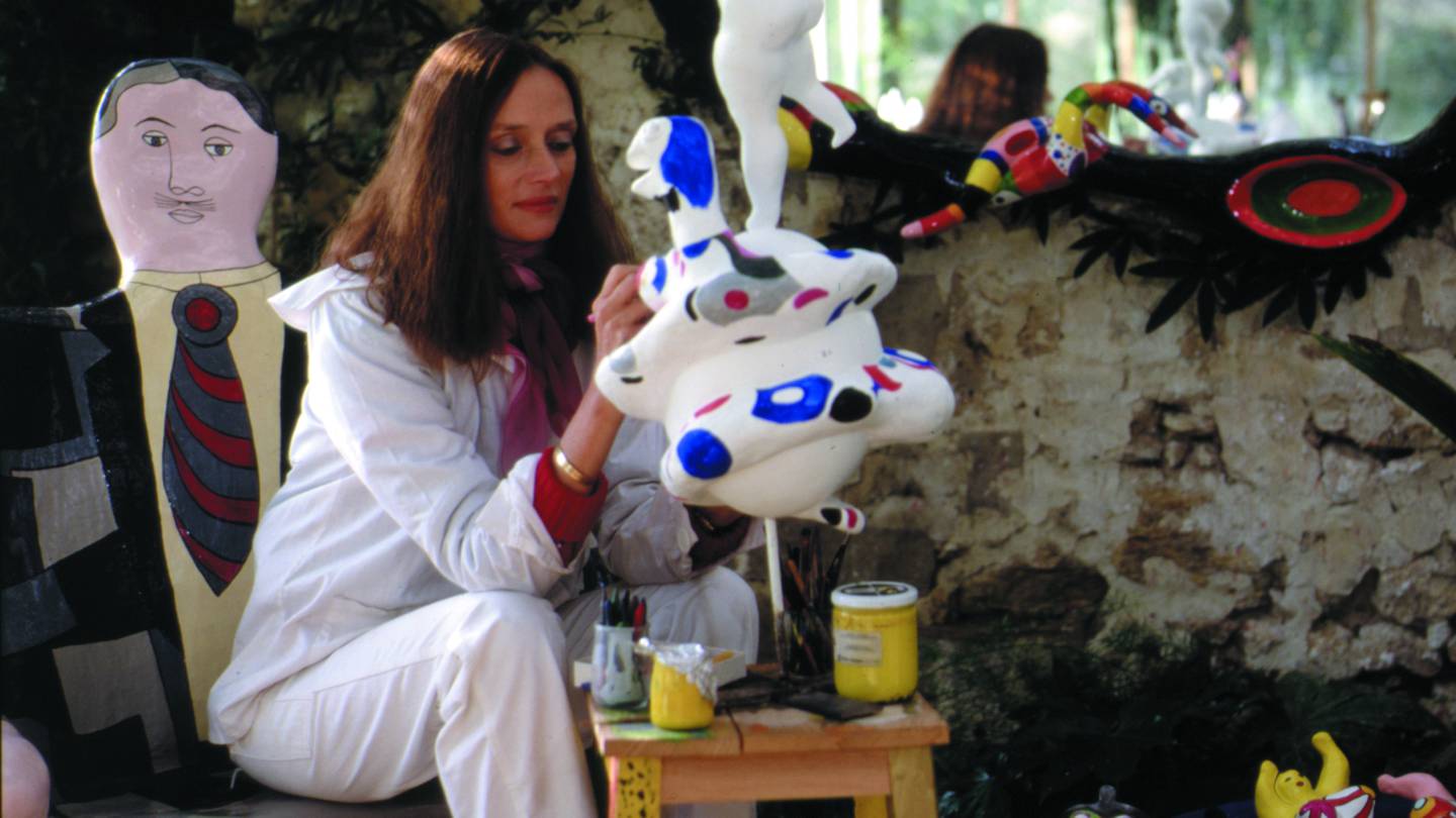 Niki de Saint Phalle maler skulpturen «Le monde» i 1981.