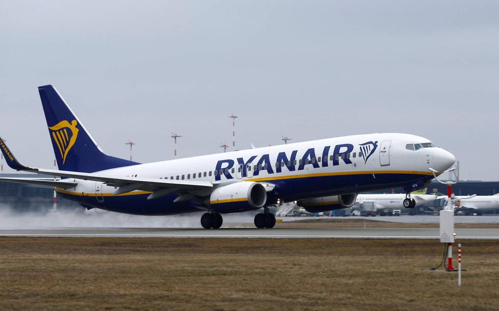 Ryanair betegner seg som Europas grønneste flyselskap, og forklarer det med at selskapet har den nyeste flåten i Europa, høyt belegg på hver avgang og effektiv bruk av drivstoff. Det forhindrer likevel ikke selskapet, med over 2.000 avganger daglig, fra å være en av største utslippskildene i EU/EØS.