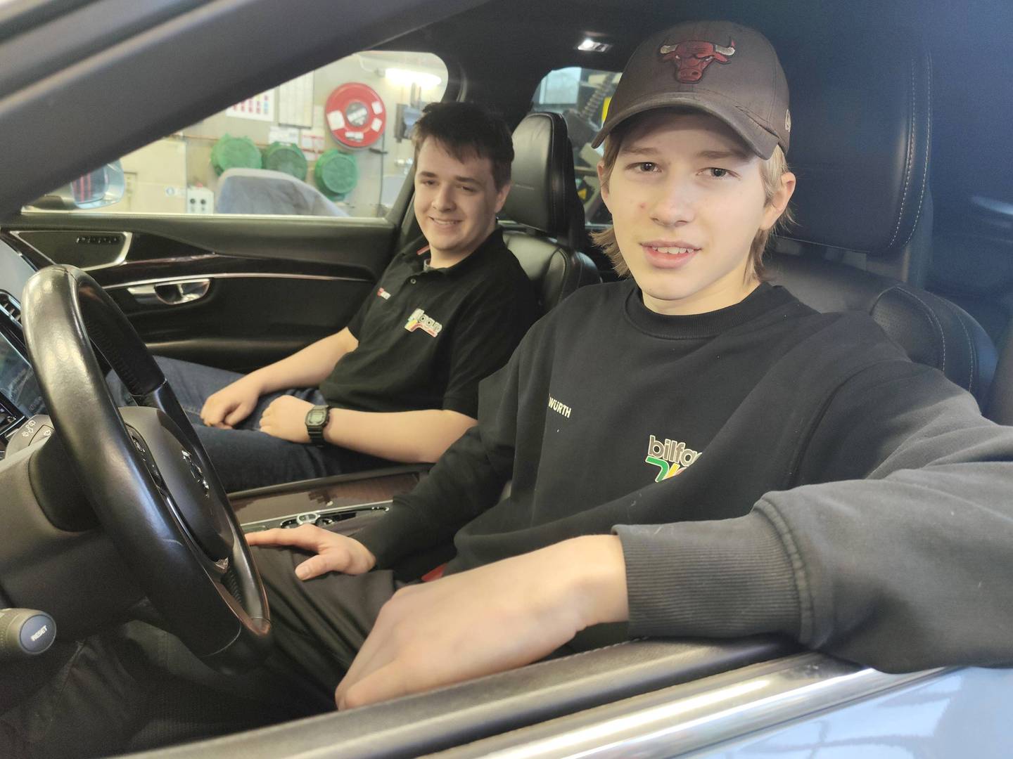 Filip (bakerst) og Erlend liker å gå bilfag på Gand videregående skole. Der får de skru på biler hver dag.