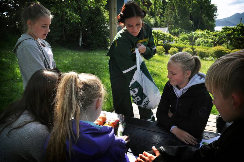 Therese D'Este Thomassen deler ut grønnsaker til elevene. Foto: Kjersti Riiber