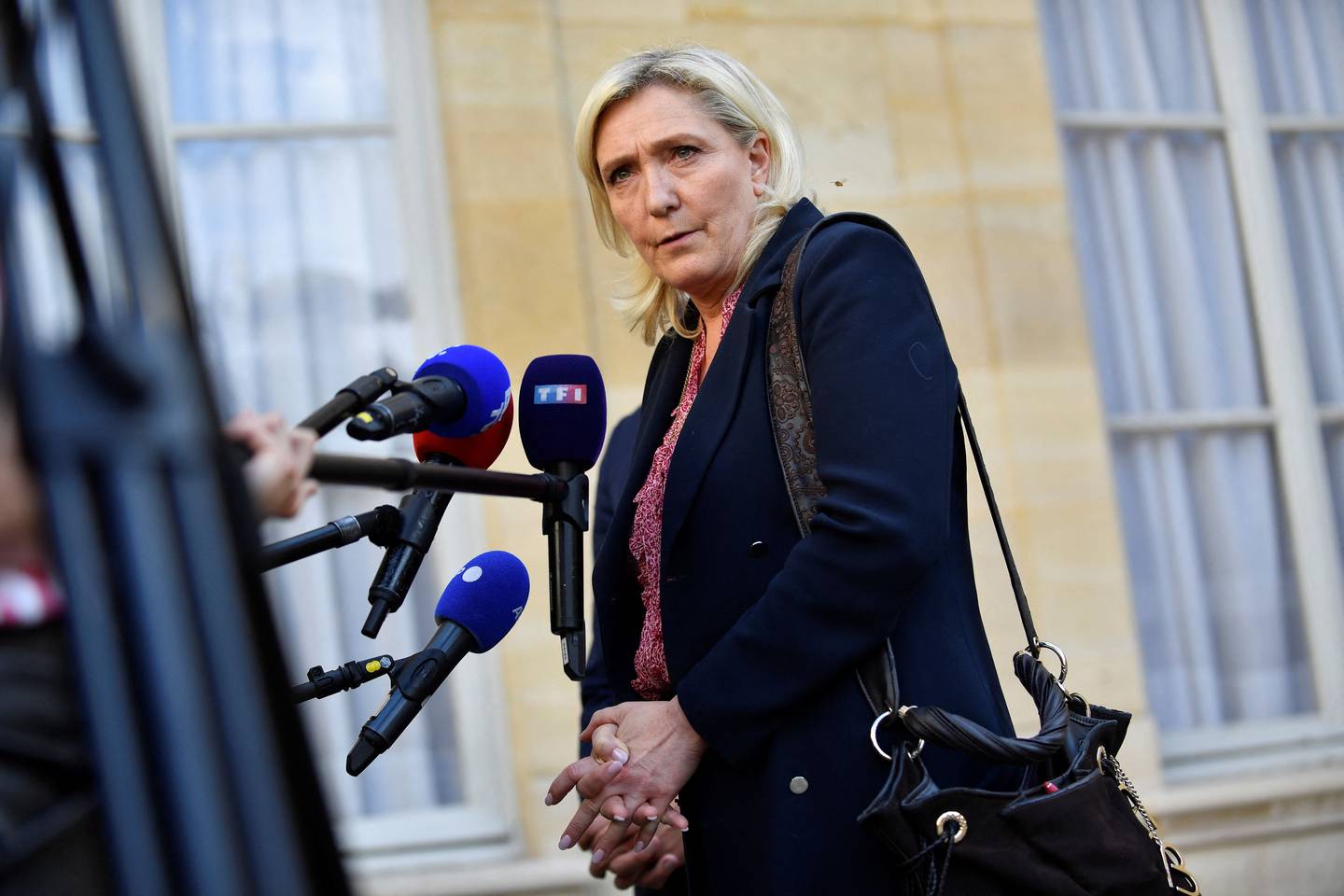 Marine Le Pen møter pressen i Paris tidligere i år.