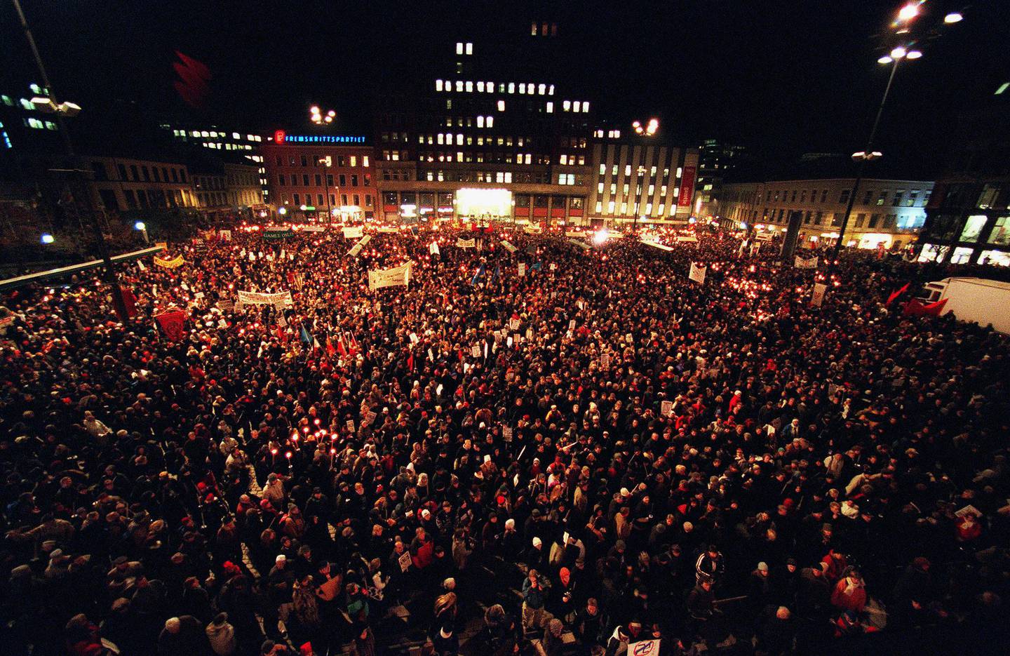 
OSLO, 20010201:
Mer enn 40.000 mennesker deltok i fakkeltog i Oslo torsdag til minne om Benjamin Hermansen.  
Foto: Jarl Fr. Erichsen / SCANPIX