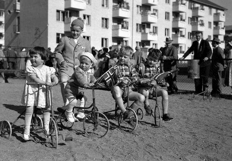 KEYSERLØKKA 17. MAI 1952: Trivsel for beboerne var et satsingsområde i de nye boligbyene. FOTO: UKJENT/ARBEIDERBLADET/ARBARK