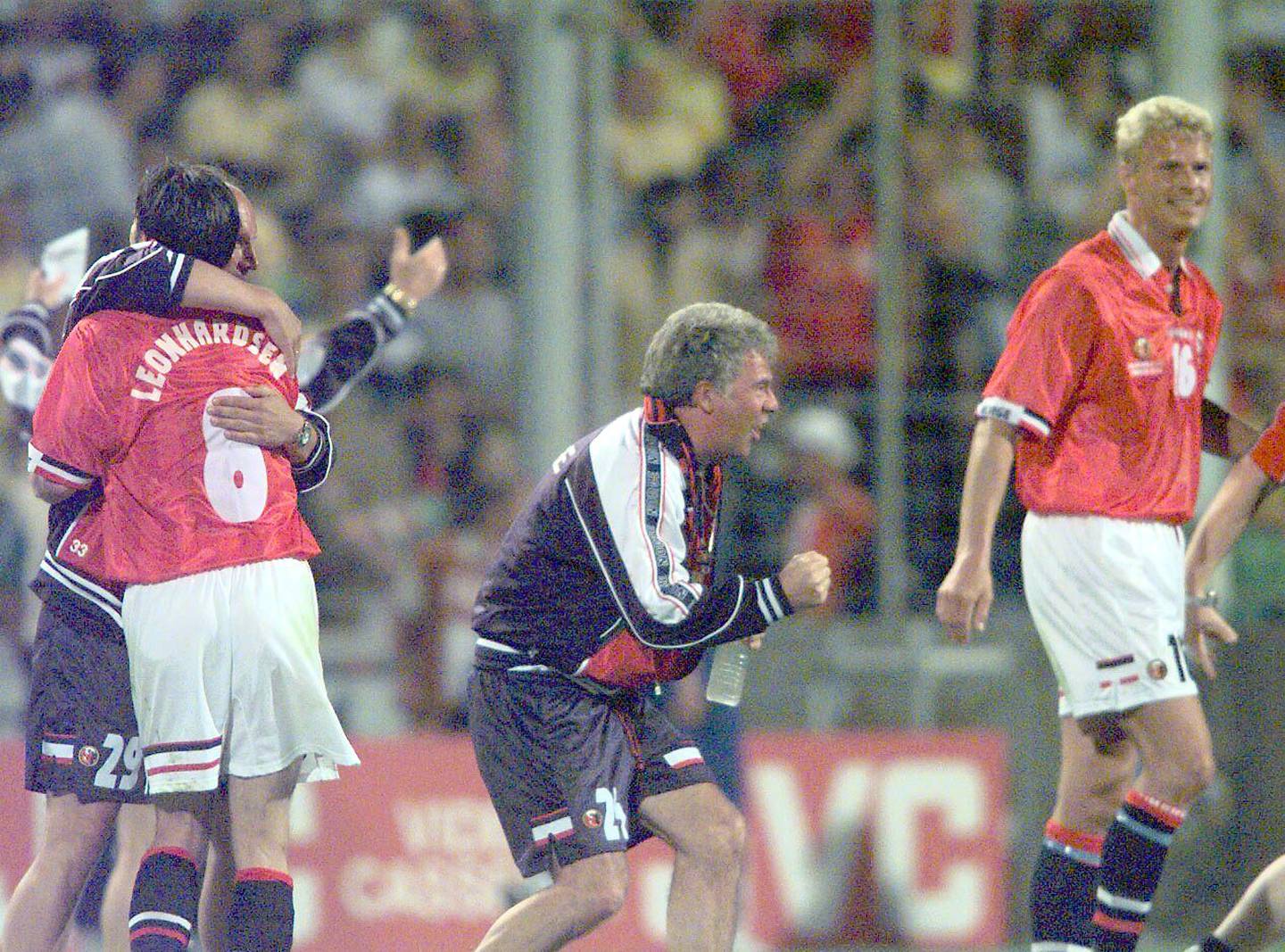 Stade Vélodrome i Marseille 1998. «Drillo» kunne slippe jubelen løs etter den historiske seieren mot Brasil i VM.  
På bildet er også Øyvind Leonhardsen (t.v.) og Jostein Flo.