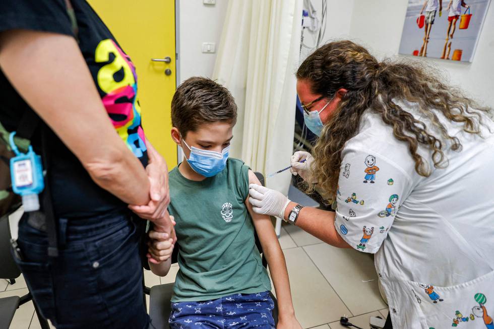 En israelsk gutt får koronavaksine i Holon utenfor Tel Aviv mandag denne uka.
