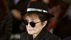 Yoko Ono topper lyrikk-bestselgerlista