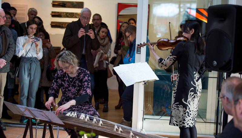Kulturarv: Med harpe og fiolin satte musikere publikum i stemning allerede fra start. FOTO: ELIN EIKE WORREN