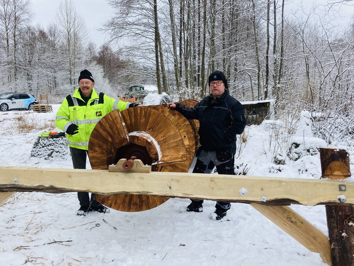 Vinteren 2021 kom Arkimedesskruen på plass i Arekilen på Kirkøy. Skruen er 6,7 meter lang og veier anslagsvis ett tonn. Gjennom vinteren brukte Petter Wistner (til høyre) og Ragnar Holte tid på å skjære ut og høvle kilene for hånd.