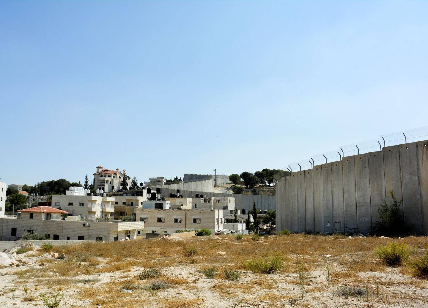 DELT PALESTINA: Palestina er delt opp i enklaver, atskilt av murer og gjerder. Her er muren som skiller Øst-Jerusalem fra Abu Dis.