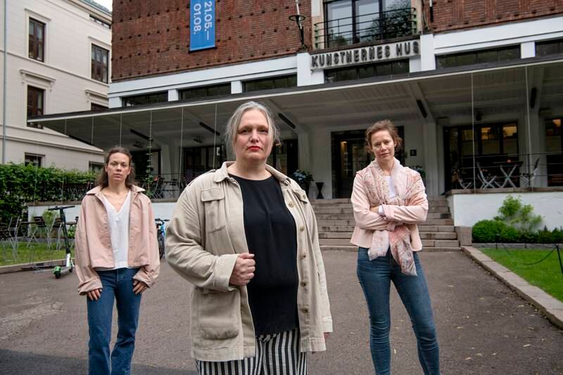 Kristine Karåla Øren, forbundsleder Norske Dansekunstnere, og Eva Grainger t.v. og Ine Vie t.h. utenfor Kunstnernes hus.