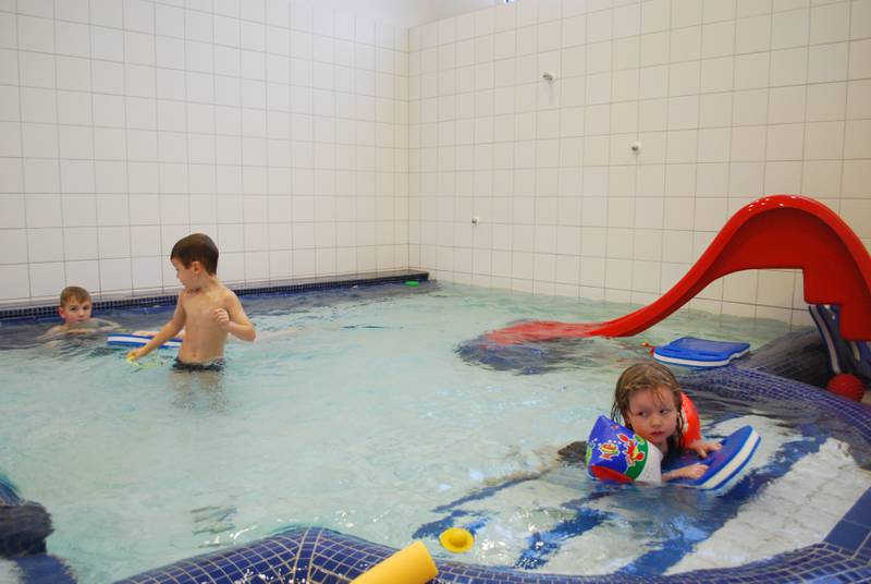 Stadig flere barnehager tilbyr lek og aktivitet i vannet som følge av regjeringens satsing på svømmeopplæring for barn mellom 4 og 6 år. Ved Nygårdshaugen barnehage i Sarpsborg har de eget basseng.