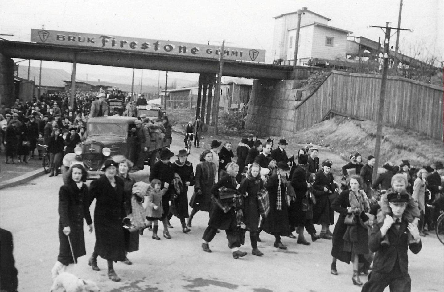 Aprildagene 1940 var kalde og mange av de som flyktet manglet klær og mat. Her er folkemengden på Sinsen, mange med varme pledd under armen.