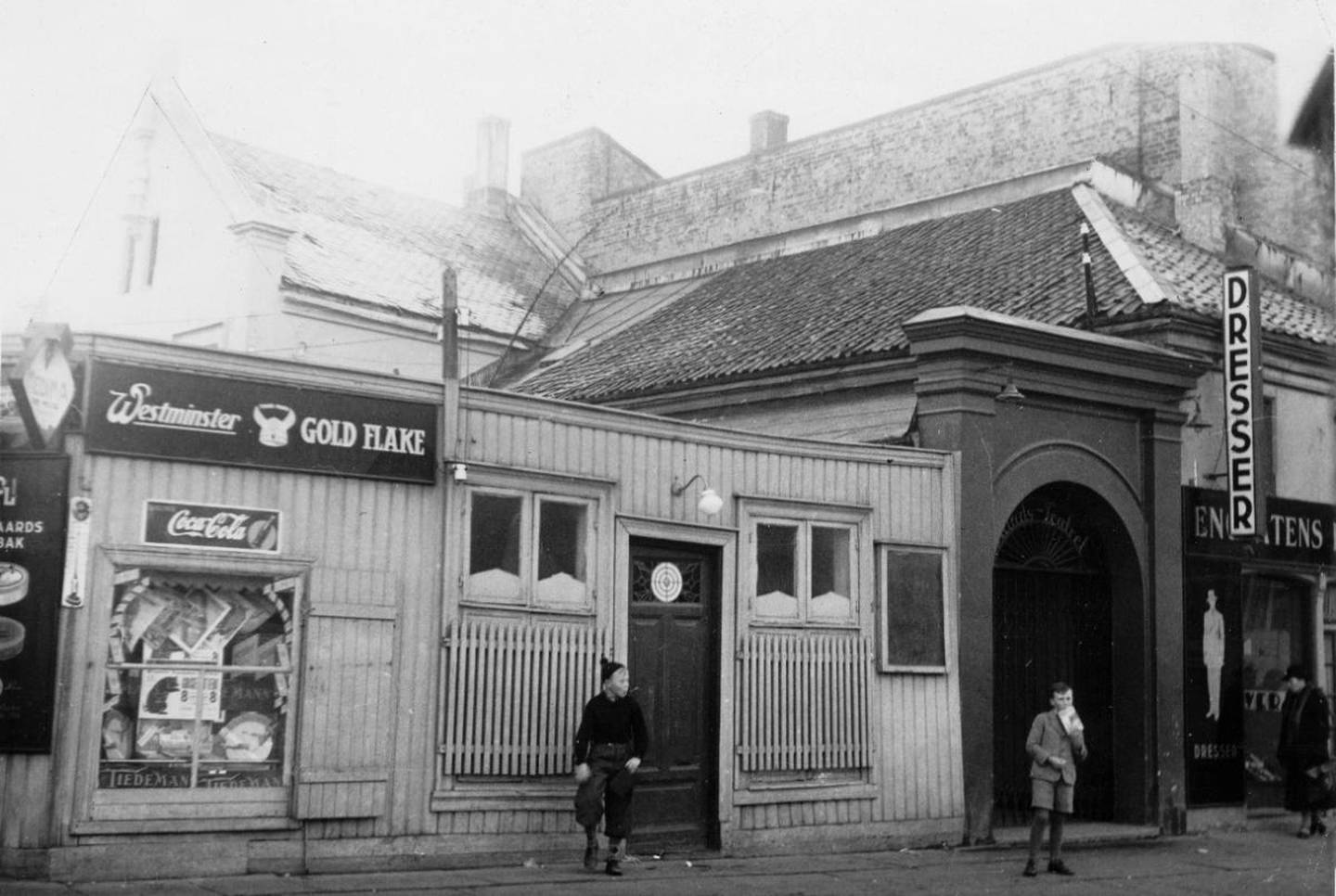 Utenfor det som var Drammens Verdensteater / Paladsteateret 1907 - 1916.