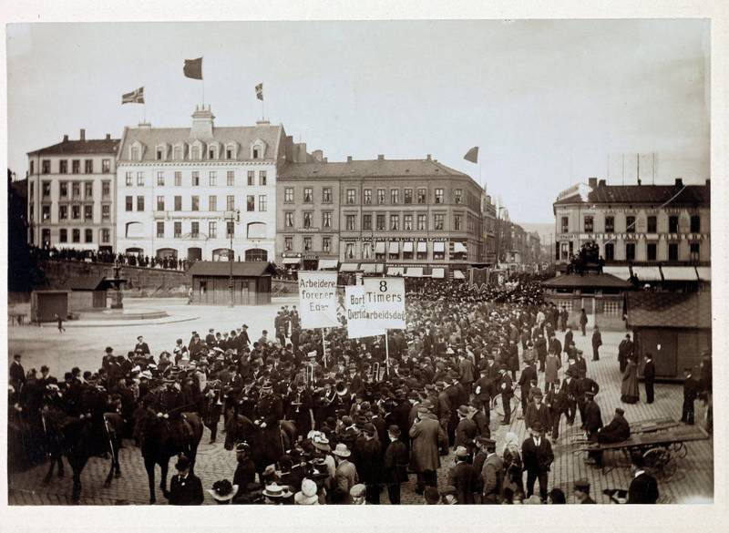 1. mai 1908. Demonstrasjonstoget passerer Youngstorget på vei nedover Torggata mot Stortorget. 