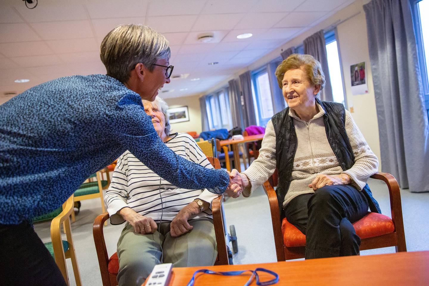 Aase Sjolte (til høyre) var en av flere beboere på Orkerød sykehjem som satte pris på det nye TV-tilbudet. Her hilser hun på ordfører Hanne Tollerud. Bak til venstre: Kari Smith.