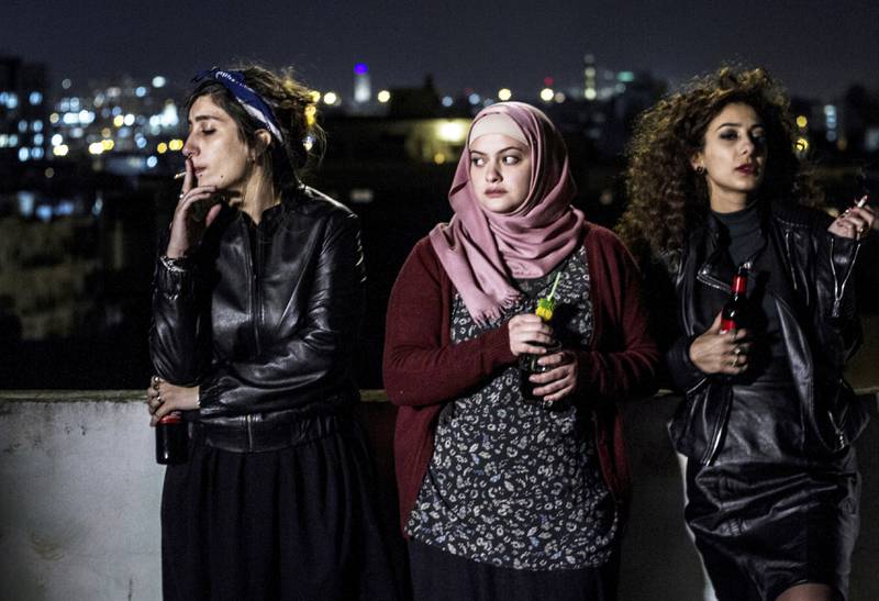 I «In Between» møter vi tre frigjorte, palestinske kvinner som bor i Israel. Deres ønske om å leve moderne liv blir møtt med samfunnets krav til konservatisme.