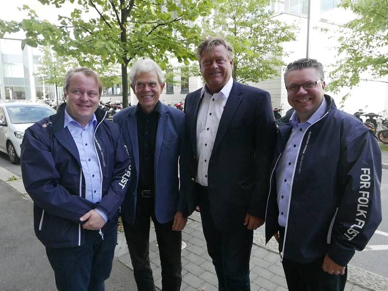 MOSSEVISITT: Erlend Wiborg (fra venstre), Harald Tom Nesvik og Ulf Leirstein gjestet Moss for å lytte til aksjonsleder Jonathan Parkers (to fra venstre) innspill til arbeidet med alternativ jernbaneutredning i Moss.