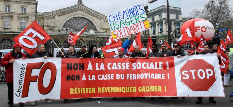Jernbaneansatte demonstrerer foran Gare L´est i Paris.