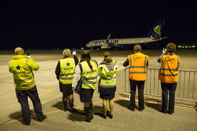 Bakkemannskapene tar farvel med det siste flyet med passasjerer som tar av fra Rygge sivile lufthavn utenfor Moss. Lufthavnen ble avviklet fra 1. november etter at Ryanair la ned basen sin der.