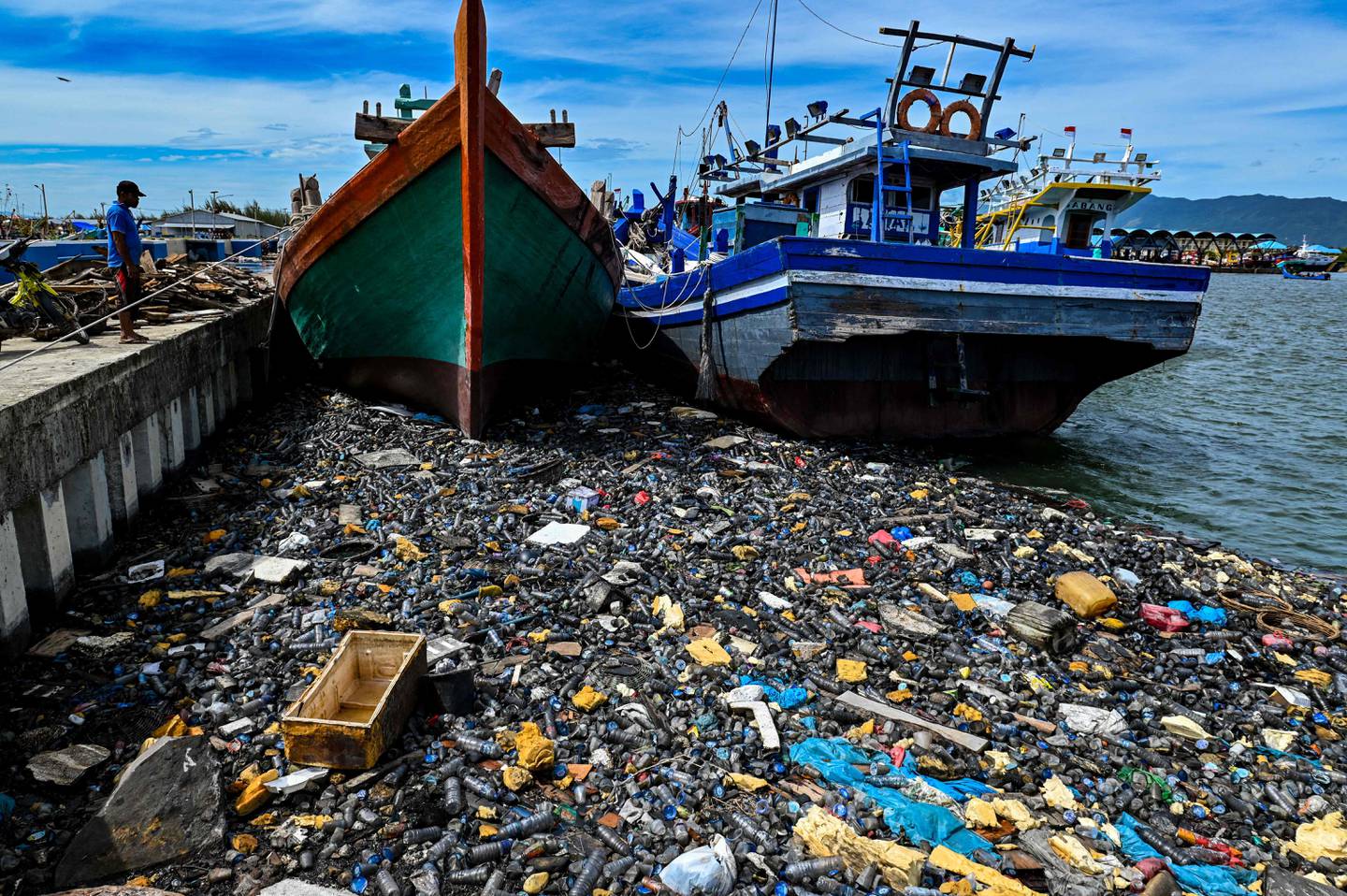 Mange land i den nedre enden av inntektsskalaen får tilført store mengder plast på grunn av havstrømmene. Bildet er tatt i Banda Aceh i Indonesia, i sommer.