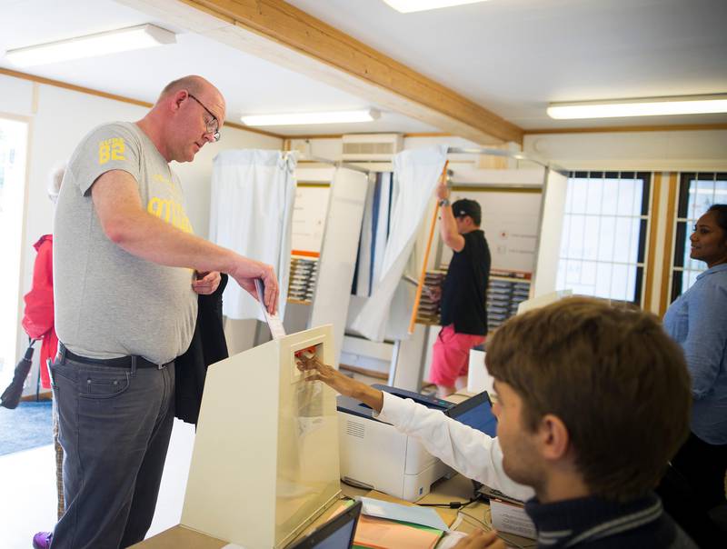 Rekordmange har forhåndsstemt i Stavanger fram til nå sammenliknet med valget i 2017. På bildet er Espen Forsberg (50) fra Hillevåg iferd med å avlegge sin stemme.

forhåndsstemming forhåndsstemme valg stemme borgerplikt kommunevalget kommunestyrevalget