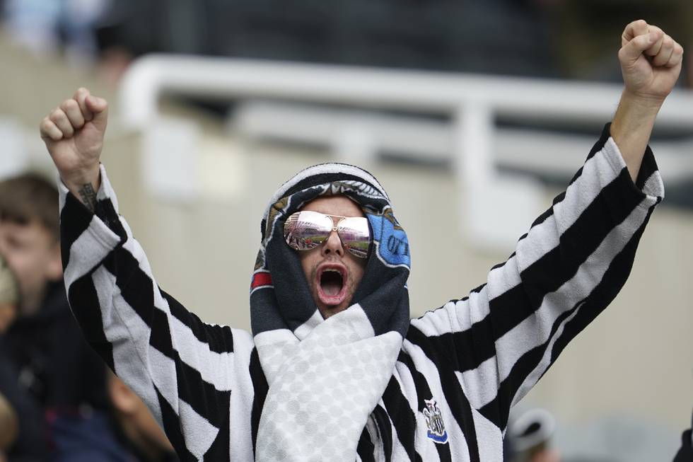 En Newcastle-supporter jubler før kampen mot Tottenham i helgen. Det var lagets første kamp med de nye, saudiarabiske eierne. Foto: Jon Super / AP / NTB