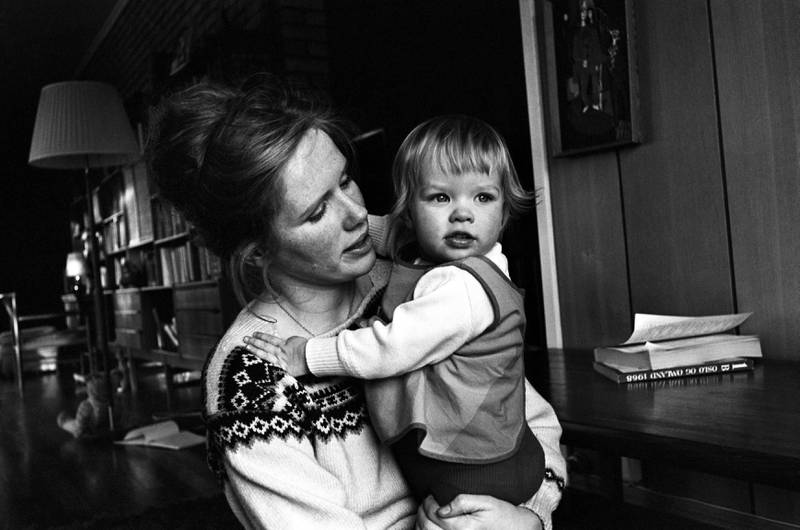 Linn Ullmann skriver lett og nådeløst om seg selv og sin berømte familie. Her hjemme på Strømmen i 1968 med moren, skuespiller Liv Ullmann. FOTO: IVAR AASERUD/NTB SCANPIX