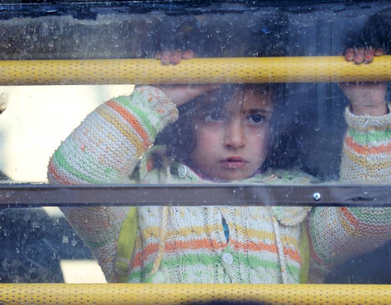 Denne jenta som onsdag var på vei til den tyrkiske grensen, er blant millioner av syrere som er på flukt fra krigen. FOTO: NTB SCANPIX