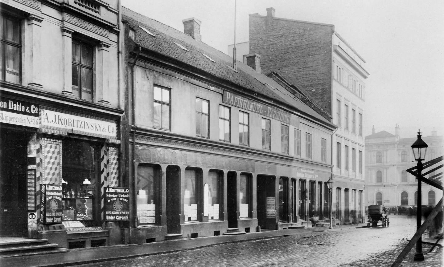 Urmakerfirmaet A. J. Koritzinsky ble etablert i Kristiania i 1885. Bildet viser butikken og Østbanestasjonen i bakgrunnen i 1898.