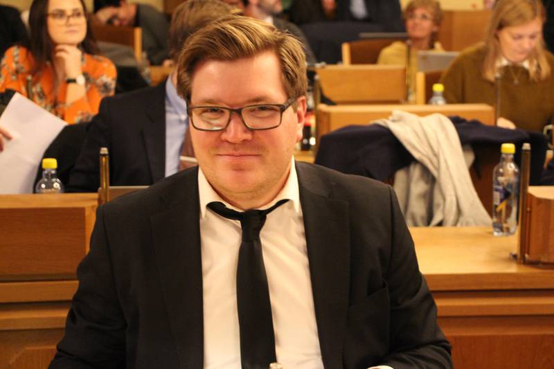 Eivind Knudsen (Ap) er blant dem som har ivret mest for ny ungdomsskole på Åskollen, og møtte opp i dress og slips for å feire at skolen nå blir en realitet.