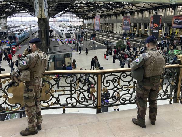Mann gikk til angrep med kniv og hammer på jernbanestasjon i Paris