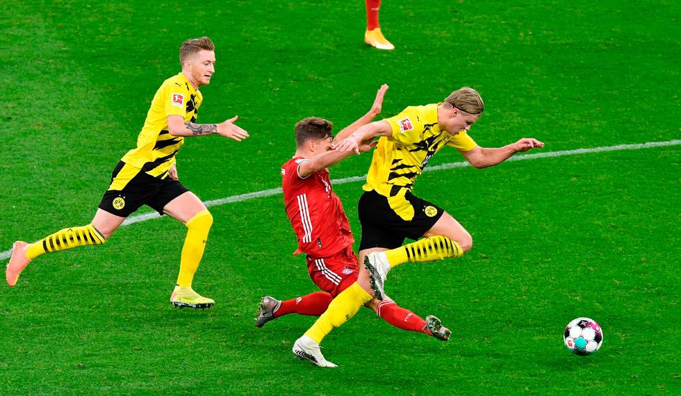 Bayern Munich's German midfielder Joshua Kimmich (C) vies for the ball with Dortmund's German forward Marco Reus (L) and Dortmund's Norwegian forward Erling Braut Haaland during the German first division Bundesliga football match between BVB Borussia Dortmund and FC Bayern Munich at the Signal Iduna Park Stadium in Dortmund, western Germany, on November 7, 2020. (Photo by Martin Meissner / POOL / AFP) / DFL REGULATIONS PROHIBIT ANY USE OF PHOTOGRAPHS AS IMAGE SEQUENCES AND/OR QUASI-VIDEO
