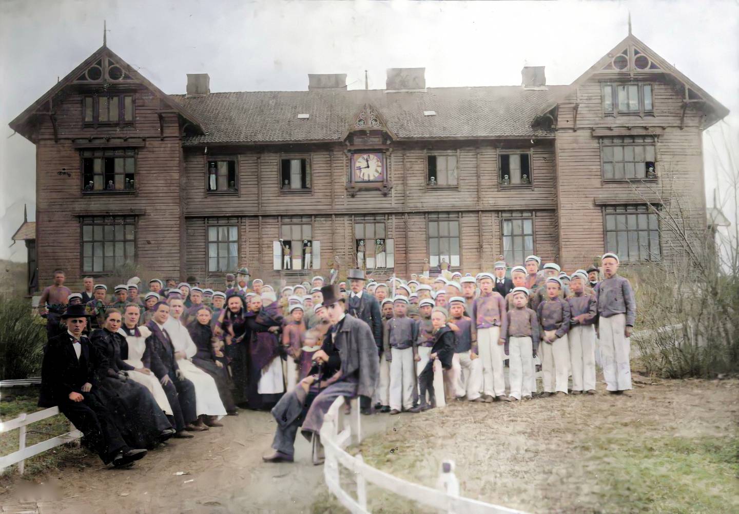 Besøk av Adolf Østbyes trupp på guttehjemmet Toftes Gave før 1901.