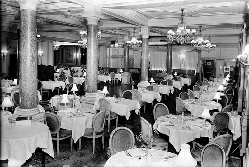 SPEILSALEN 1956: I 1886 ble tre mindre spiseværelser slått sammen til en stor spisesal som ble kalt «Den røde Sal» på grunn av sine røde veggfelter. Samtidig ble fenomenet taffelmusikk introdusert for det norske publikum. Seinere fikk rommet navnet Speilsalen.
