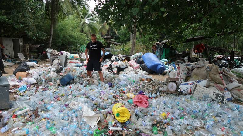 – Det er ikke bare plast, men tau, glass og annet søppel i havet, sier Richard Kraft. Foto: Privat
