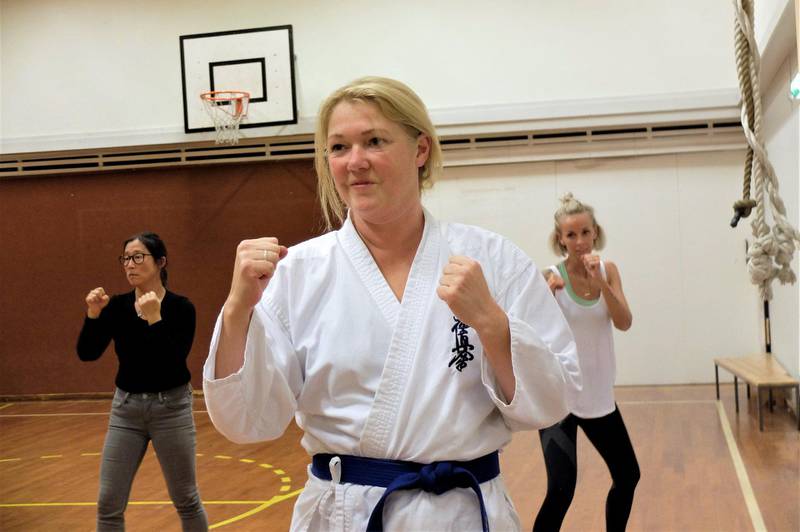 Andrea Melø og Ida Risberg (bak t.v.) hadde aldri drevet med kampsport. Andrea startet for tre år siden, i en alder av 43. Ida begynte etter et tøft brudd, og sier det hjelper å få ut aggresjon og frustrasjon.